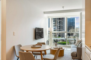 Chic 1BR Apt with Pool and Gym Perks